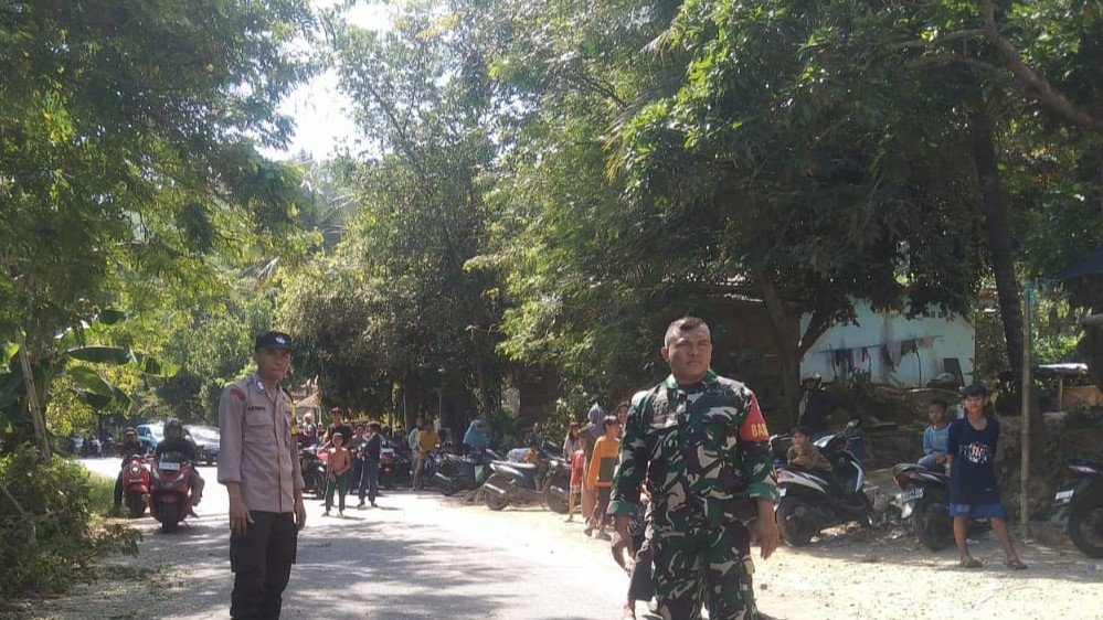 Sinergitas TNI-Polri Jaga Kelancaran Gotong Royong Pembangunan Masjid di Lombok Barat