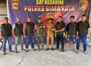 Kades Tadewa Didampingi Bhabinsa Serahkan Senpi Rakitan pada Tim Puma 1 Polres Bima Kota