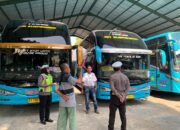 Satlantas Polres Bima Kota Gelar Sosialisasi Kamseltibcarlantas dan Pemeriksaan Kendaraan Bus AKAP dan AKDP  Bima Kota, NTB (22 Mei 2024) – Satuan Lalu Lintas (Satlantas) Polres Bima Kota melaksanakan kegiatan sosialisasi terkait Keamanan, Keselamatan, Ketertiban, dan Kelancaran Lalu Lintas (Kamseltibcarlantas) serta pemeriksaan kendaraan bus Antar Kota Antar Provinsi (AKAP) dan Antar Kota Dalam Provinsi (AKDP). Kegiatan ini berlangsung pada hari Rabu, 22 Mei 2024, di Terminal Dara Kota Bima serta di beberapa garasi bus di wilayah Kota Bima.  Kapolres Bima Kota AKBP Yudha Pranata, S.I.K., S.H., melalui P.s Kasubseksi Pidm Sie Humas Aipda Nasrun, menjelaskan bahwa personil Satlantas Polres Bima Kota yang dipimpin oleh KBO Satlantas melaksanakan sosialisasi kepada para sopir bus antar kota. “Kegiatan ini bertujuan agar para sopir bus dapat memahami aturan-aturan yang berlaku di jalan raya, sehingga dapat menghindari kecelakaan lalu lintas dan menciptakan Kamseltibcarlantas di wilayah hukum Polres Bima Kota,” ujar Aipda Nasrun.  Selain sosialisasi, personil Satlantas juga mengimbau para sopir untuk melakukan pengecekan rutin terhadap kondisi kendaraan mereka. Pengecekan tersebut meliputi kondisi ban, air aki, kaca spion, rem, dan plat nomor kendaraan. Tidak kalah pentingnya adalah memastikan kelengkapan surat-surat kendaraan seperti STNK dan SIM.  Personil Satlantas juga memberikan himbauan kepada para sopir truk agar selalu memperhatikan rambu-rambu lalu lintas dan menjaga jarak aman antara kendaraan, terutama dalam kondisi cuaca buruk seperti hujan yang dapat meningkatkan risiko longsor. “Dengan memperhatikan hal-hal tersebut, diharapkan para sopir dapat mengurangi risiko kecelakaan dan menjaga keselamatan di jalan raya,” tambah Aipda Nasrun.  Kegiatan ini merupakan bagian dari upaya berkelanjutan Polres Bima Kota untuk meningkatkan kesadaran dan kepatuhan berlalu lintas, serta menciptakan lingkungan lalu lintas yang aman dan tertib di Kota Bima.