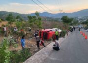 Sat Lantas Polres Bima Kota Olah TKP Laka Lantas Tunggal Bus Mini di Lambu, Kab. Bima