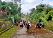 Polsek Pringgarata Bersama Masyarakat Laksanakan Gotong Royong Kebersihan.