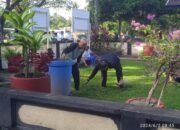 Sambut Hari Bhayangkara Ke-78, Personil Polsek Jonggat Gotong Royong Bersihkan Kantor