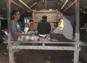 Melalui Door to Door, cara Bhabinkamtibmas Desa Anyar Jaga Keamanan Wilayah*