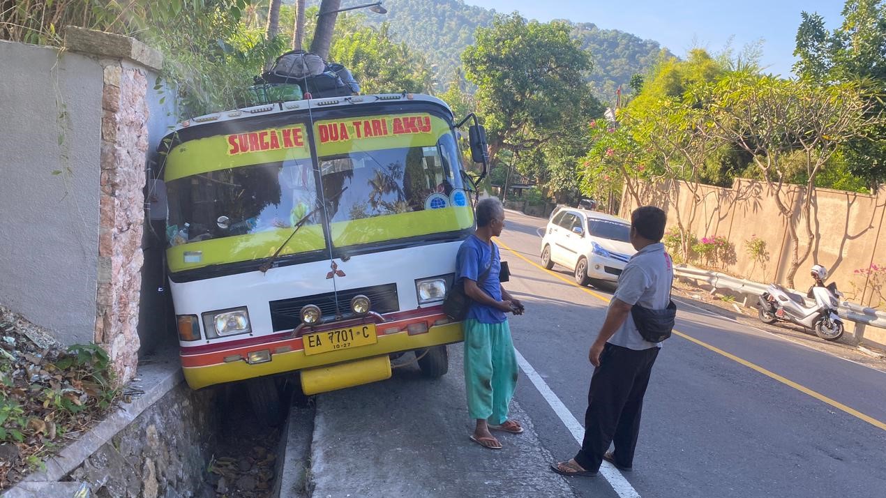 Kecelakaan Tunggal Mikrobus di Senggigi