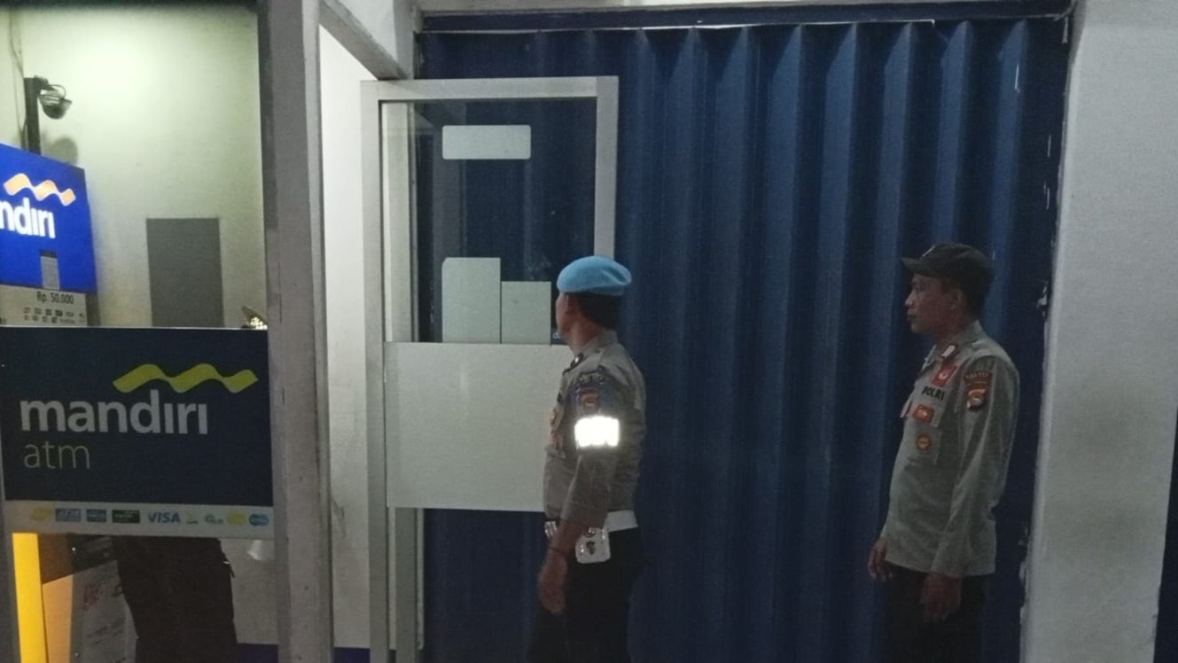 Patroli Dini Hari Polsek Kediri Jaga Ketat Keamanan ATM dan Pompa Bensin