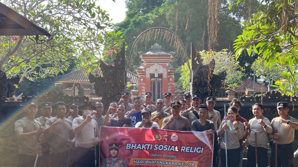 Semarak Bhayangkara ke-78, Polsek Kediri Pererat Silaturahmi Lewat Bakti Sosial di Pura Jagaraga