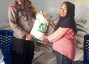 Bhabinkamtibmas Kelurahan Penaraga Bagikan Bantuan Beras dari Kementerian Ketahanan Pangan