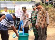 Kapolres Lombok Barat, AKBP I Komang Sarjana Pimpin Langsung Penyaluran Air Bersih