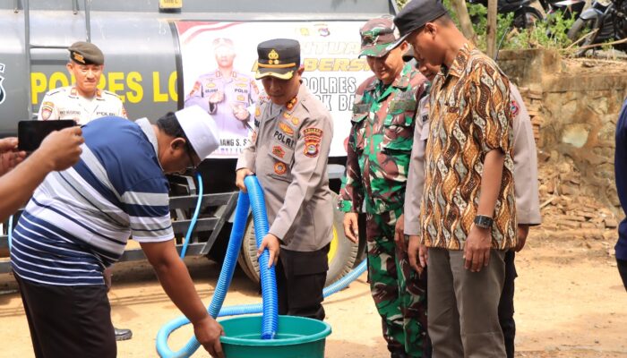 Kapolres Lombok Barat, AKBP I Komang Sarjana Pimpin Langsung Penyaluran Air Bersih