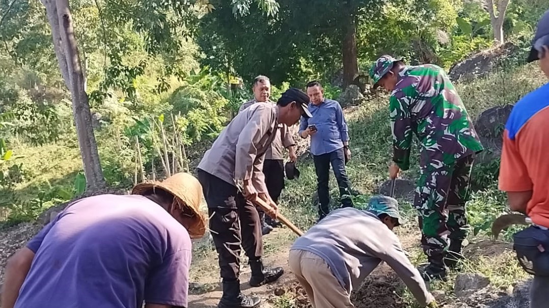 Pembukaan Jalur Baru di Gunung Sasak, Sinergi TNI-Polri dan Petani Hutan