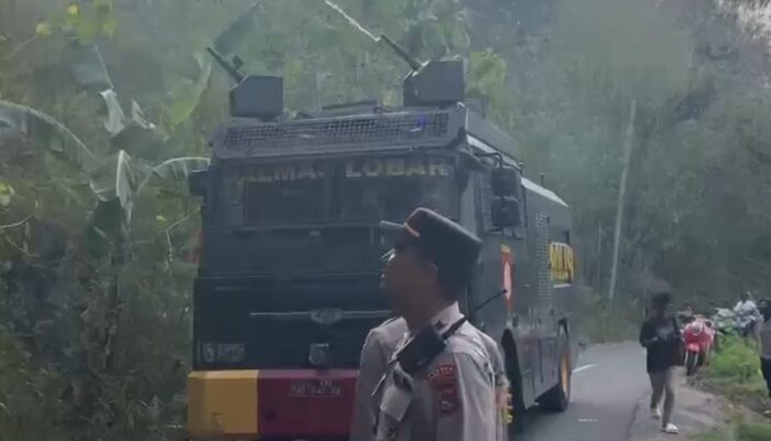 Water Cannon dan Damkar Jinakkan Karhutla di Lembar