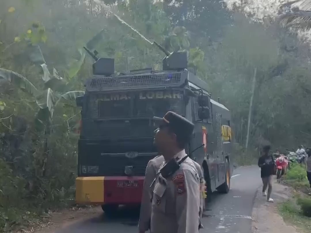 Water Cannon dan Damkar Jinakkan Karhutla di Lembar