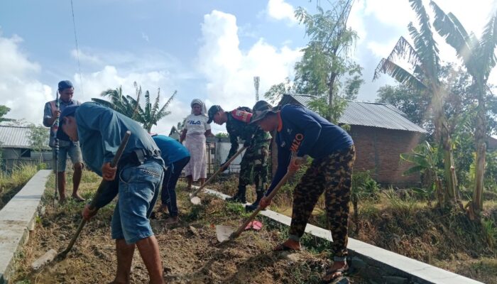 Gotong Royong Warga dan TNI Percepat Pembangunan Jalan di Lombok Barat