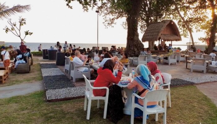 Sea View Aruna Senggigi: Tempat Wajib Menikmati Sunset dan Kuliner di Lombok