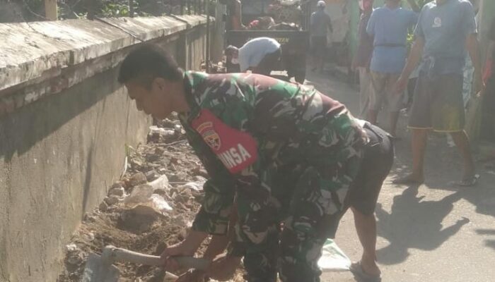 Wujudkan Lingkungan Sehat, Babinsa Dayen Peken Ajak Warga Gotong Royong di Ampenan