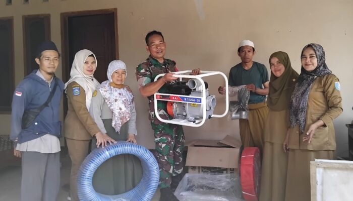 Babinsa dan PPL Labuan Tereng Dampingi Distribusi Mesin Pompa Air Pertanian