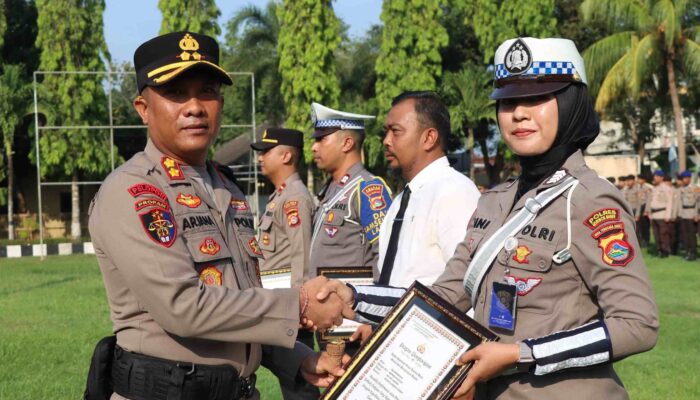 Kapolres Lombok Barat Apresiasi Inovasi dan Dedikasi Personel Lewat Penghargaan Polisi Terbaik