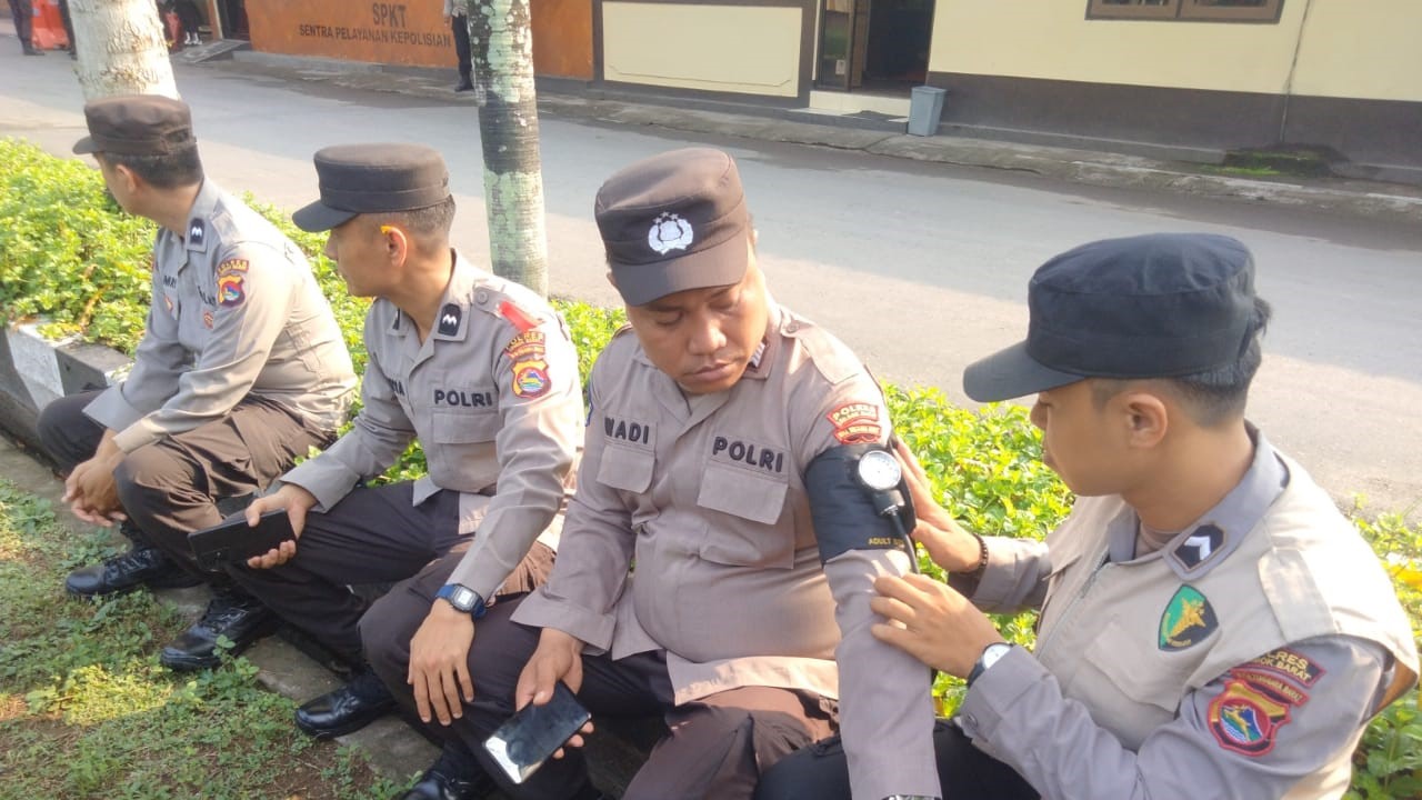 Polres Lombok Barat Lakukan Pemeriksaan Kesehatan untuk Sukseskan Operasi Mantap Praja 2024