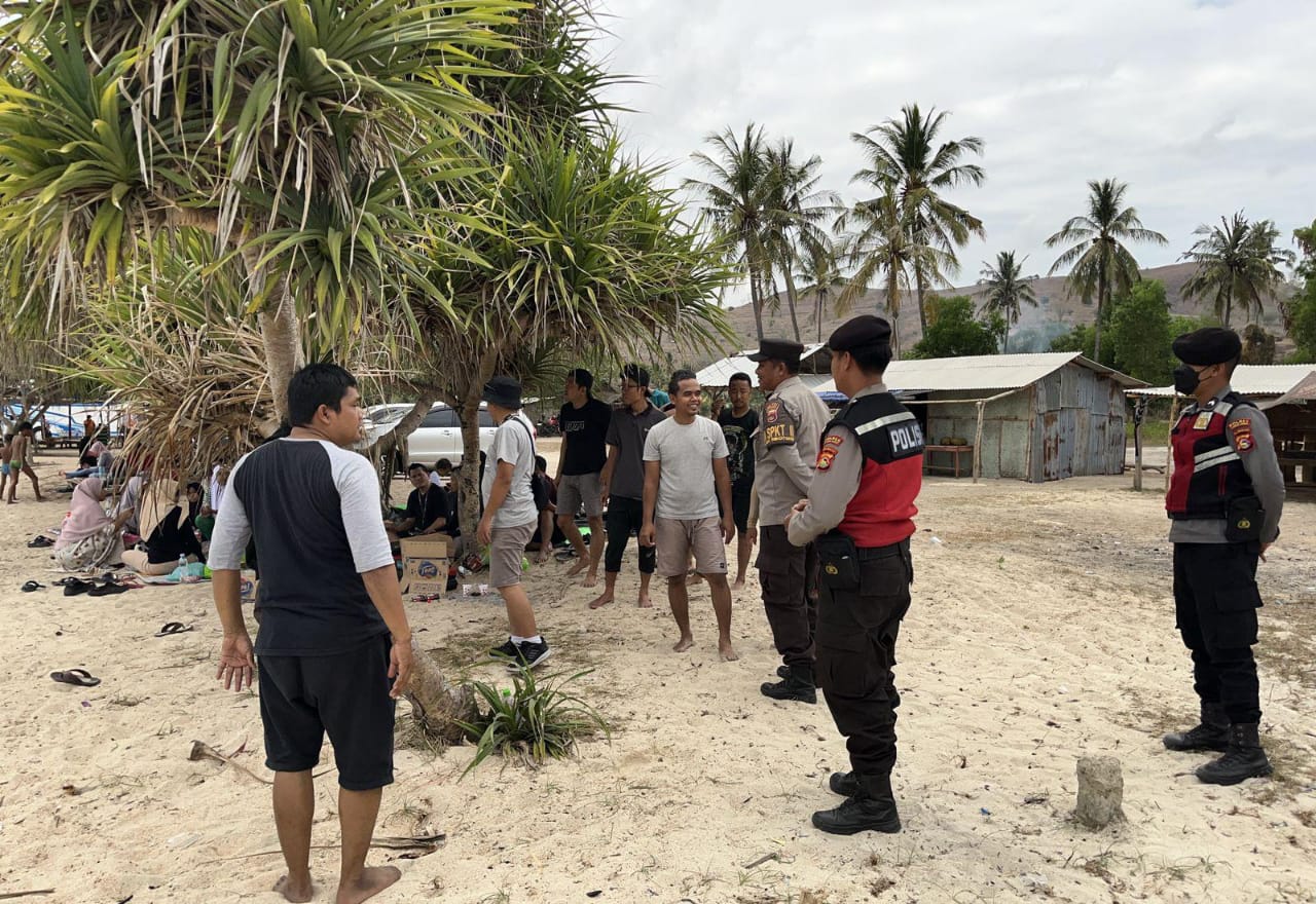 Polsek Sekotong Lakukan Patroli Rutin di Pantai Elak-Elak untuk Jaga Keamanan Wisatawan