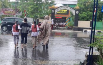 Polsek Gerung Sigap Atur Lalu Lintas, Meski Hujan Deras