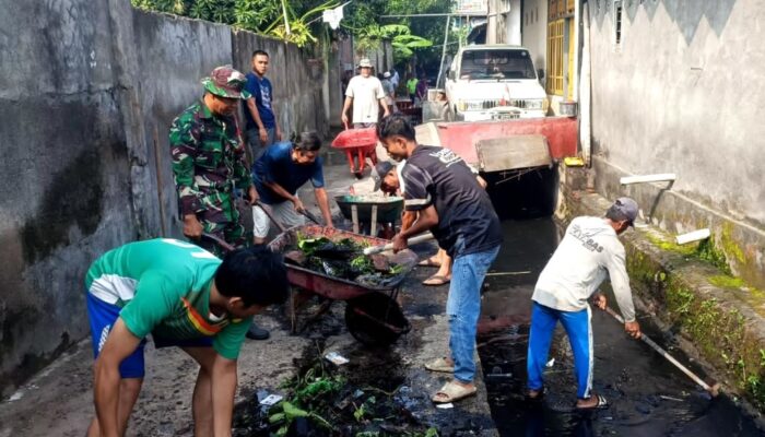 Kolaborasi Babinsa dan Masyarakat Beleka dalam Upaya Cegah Banjir 