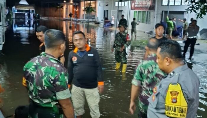 BPBD dan Anggota TNI-Polri Bantu Atasi Banjir di KPU Mataram