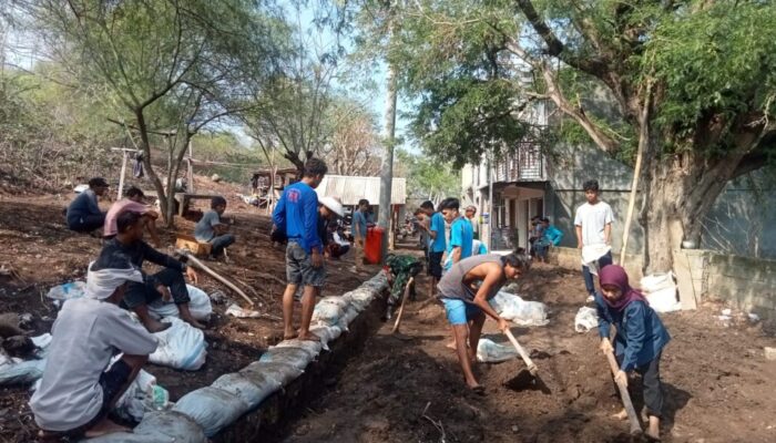 Antisipasi Banjir, Babinsa dan Warga Perbaiki Drainase