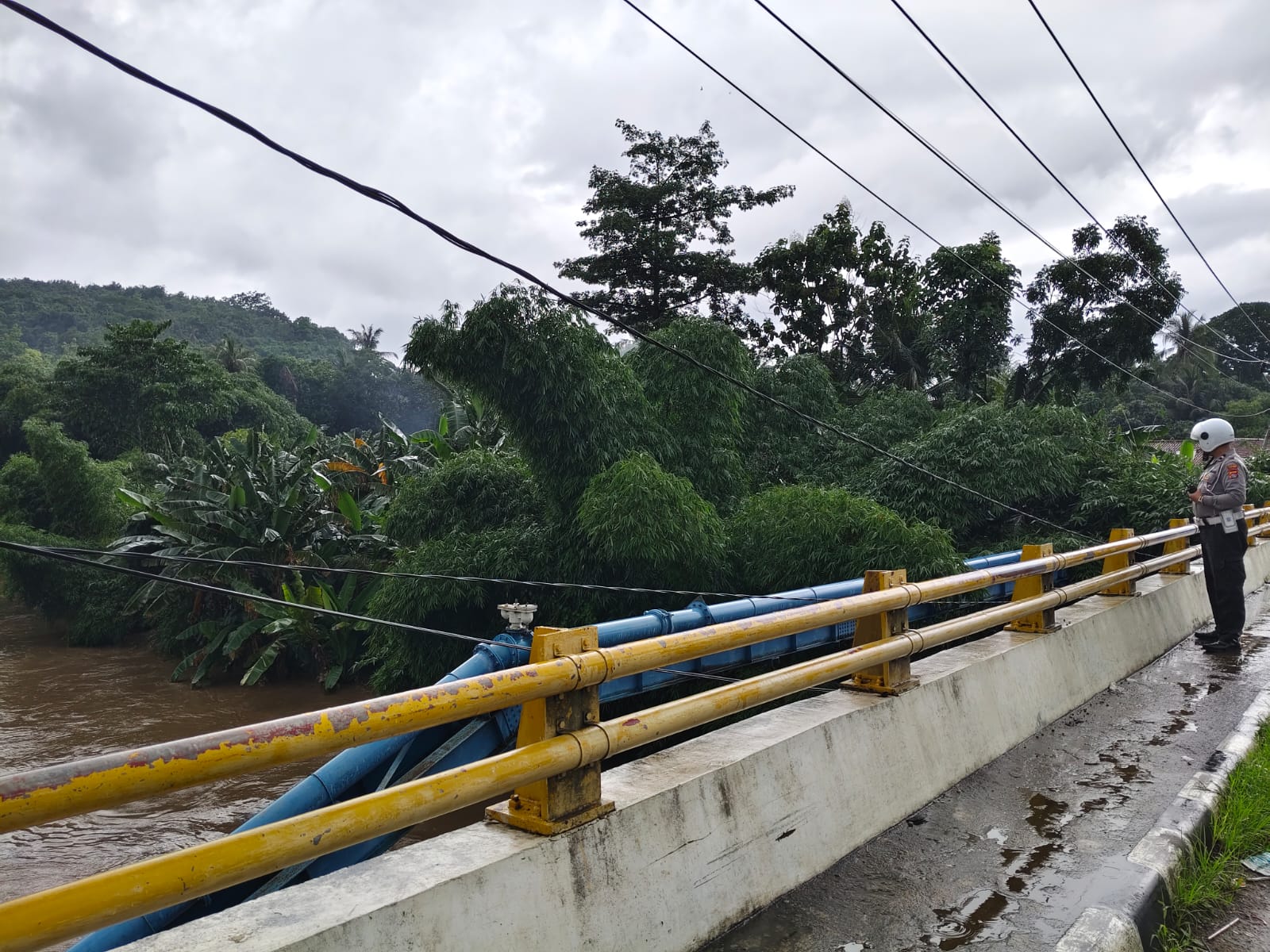 Deteksi Banjir, Polsek Sekotong Aktif Pantau Sungai Empol