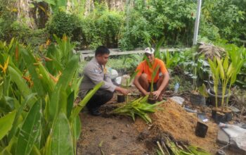 Ketahanan Pangan, Polsek Kediri Edukasi Warga Tanam Sayuran di Rumah