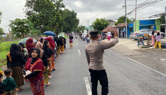 Polisi Kawal Tradisi Nyongkolan di Kediri: Simbol Kebersamaan Lombok