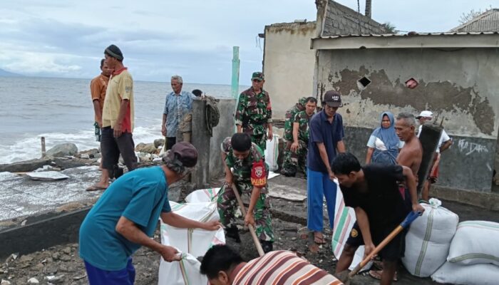 Sinergi TNI dan Forkopimcam Sekarbela Bangun Tanggul Cegah Abrasi