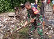 Gotong Royong Babinsa dan Warga Desa Jakem Timur