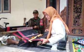 Babinsa Dukung Pelestarian Tenun Tradisional di Lombok Barat 