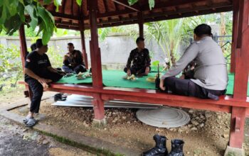 Kapolsek Gerung Dorong Kolaborasi untuk Kemandirian Pangan di Desa Giri Tembesi