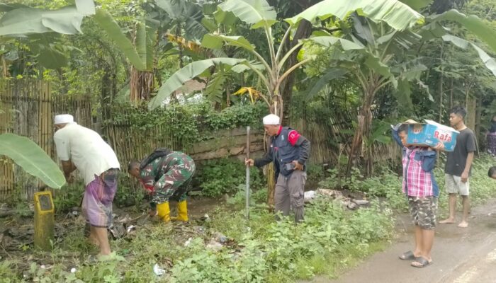 Tanggap Bencana: Babinsa Bersama Warga Bersihkan Lingkungan