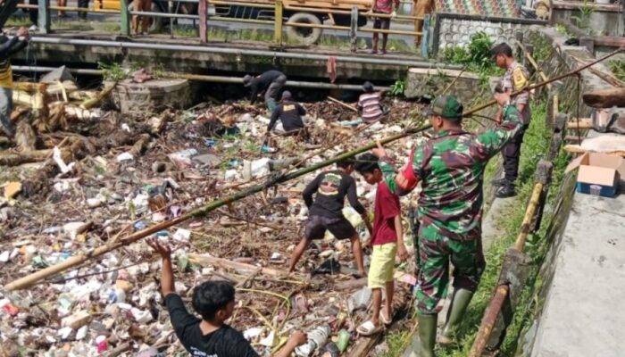 Kolaborasi TNI, Pemerintah, dan Mahasiswa Bersihkan Jembatan Batu Dendeng