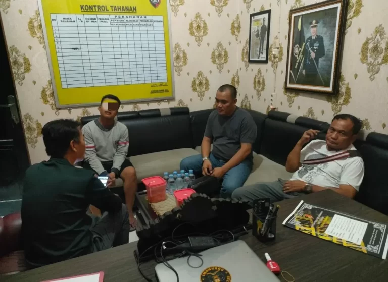 Buron Penganiayaan Kades Ulak Segelung Serahkan Diri ke Polisi