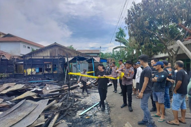 Polisi Pasang Garis di Lokasi Kebakaran Tanjung Redeb