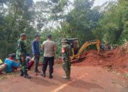 Longsor di Cikoneng Ciamis: Akses Jalan Terputus, Warga Bergerak Cepat