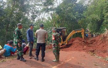 Longsor di Cikoneng Ciamis: Akses Jalan Terputus, Warga Bergerak Cepat