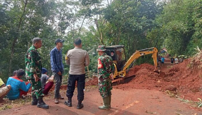 Longsor di Cikoneng Ciamis: Akses Jalan Terputus, Warga Bergerak Cepat