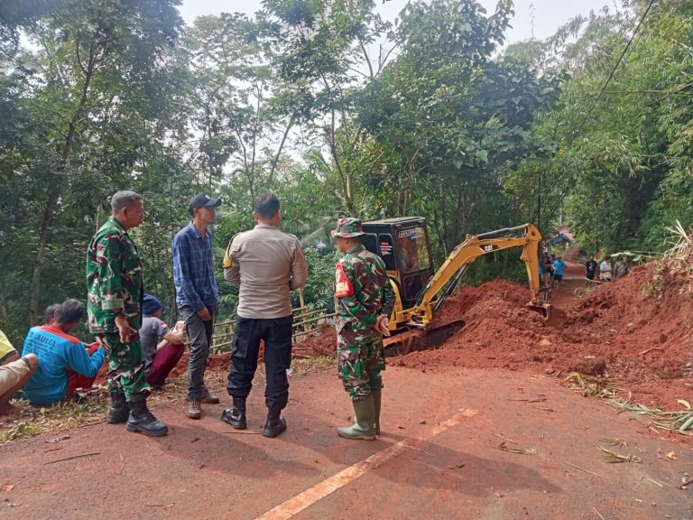 Longsor di Cikoneng Ciamis: Akses Jalan Terputus, Warga Bergerak Cepat