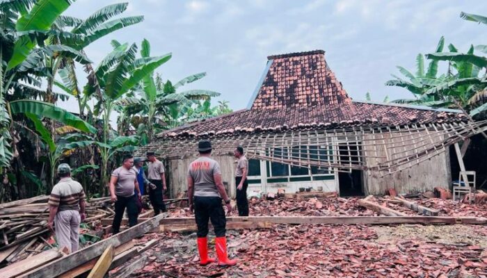 Puting Beliung Terjang Penawangan, Pilisi Gelar Kerja Bakti