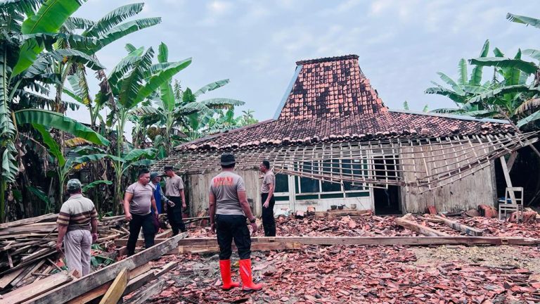 Puting Beliung Terjang Penawangan, Pilisi Gelar Kerja Bakti