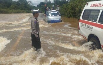 Banjir di Jalan Trans Kalimantan Tayan Hilir, Pengendara Diminta Waspada