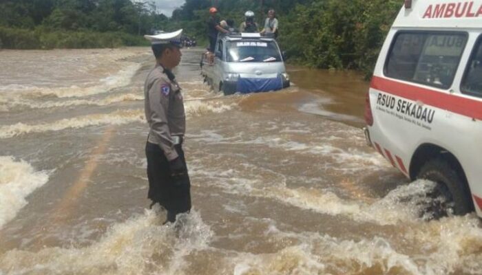 Banjir di Jalan Trans Kalimantan Tayan Hilir, Pengendara Diminta Waspada