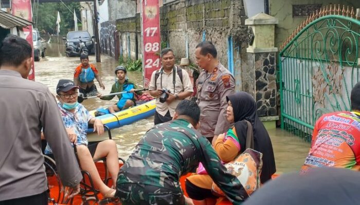 Evakuasi Darurat! Puluhan Warga Depok Terjebak Banjir