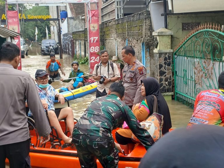 Evakuasi Darurat! Puluhan Warga Depok Terjebak Banjir