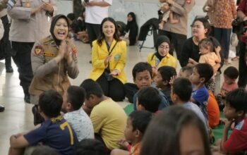 Mahasiswa UI dan Polri Gelar Trauma Healing untuk Pengungsi Banjir Jaktim