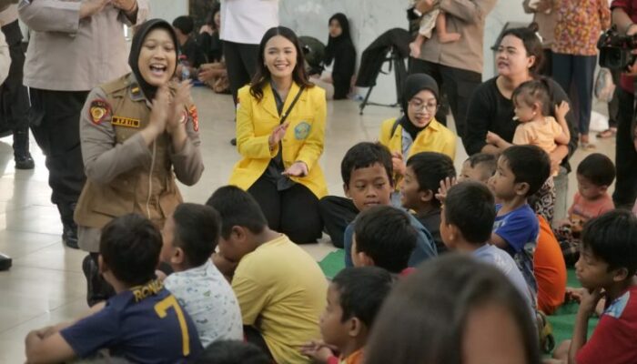 Mahasiswa UI dan Polri Gelar Trauma Healing untuk Pengungsi Banjir Jaktim